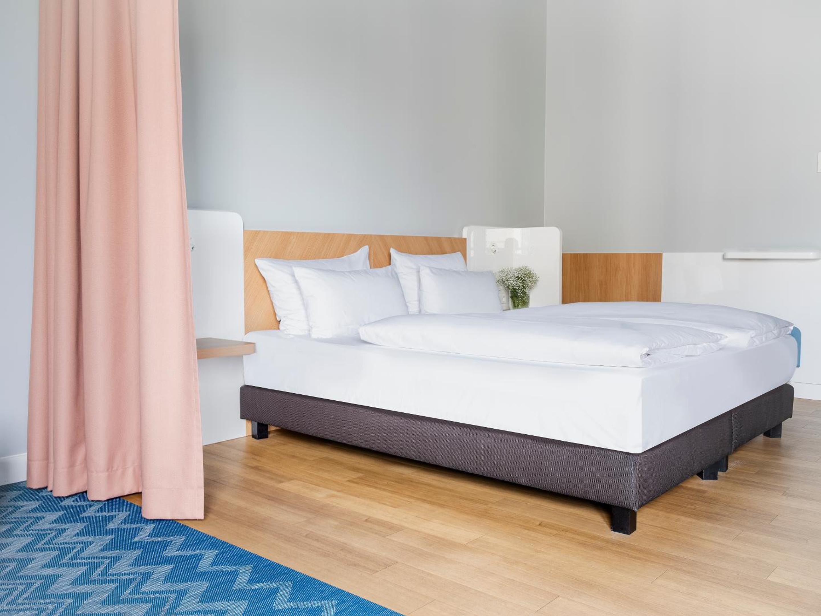 Room, Queen Bed, Balcony, Xl