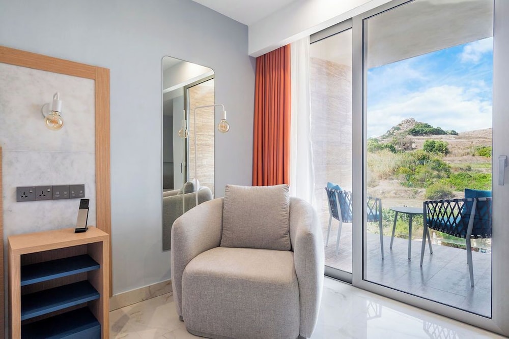 Reef Hotel & Spa 70/87