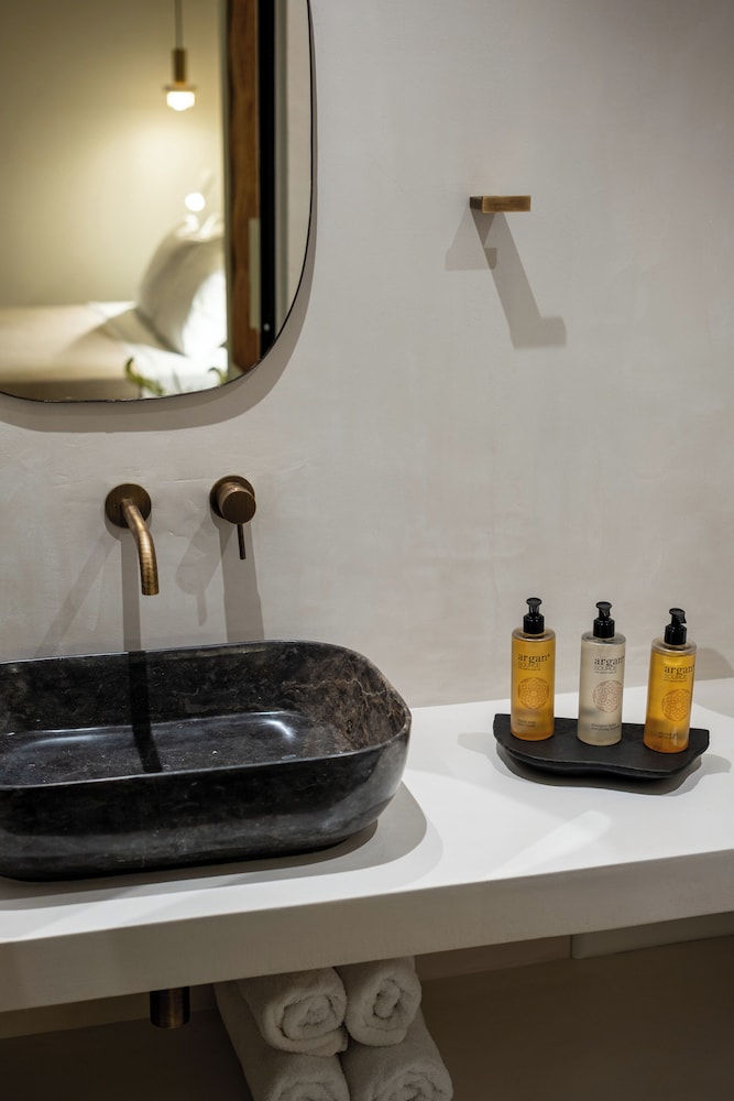 Hotel Oasis 50/50