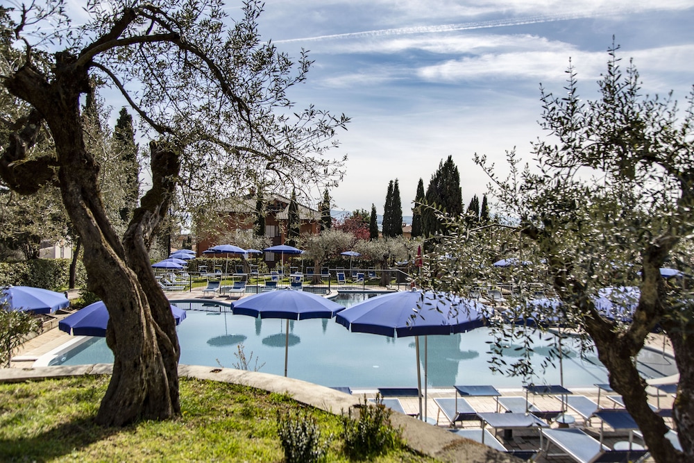 VILLA PARADISO VILLAGE 69/73