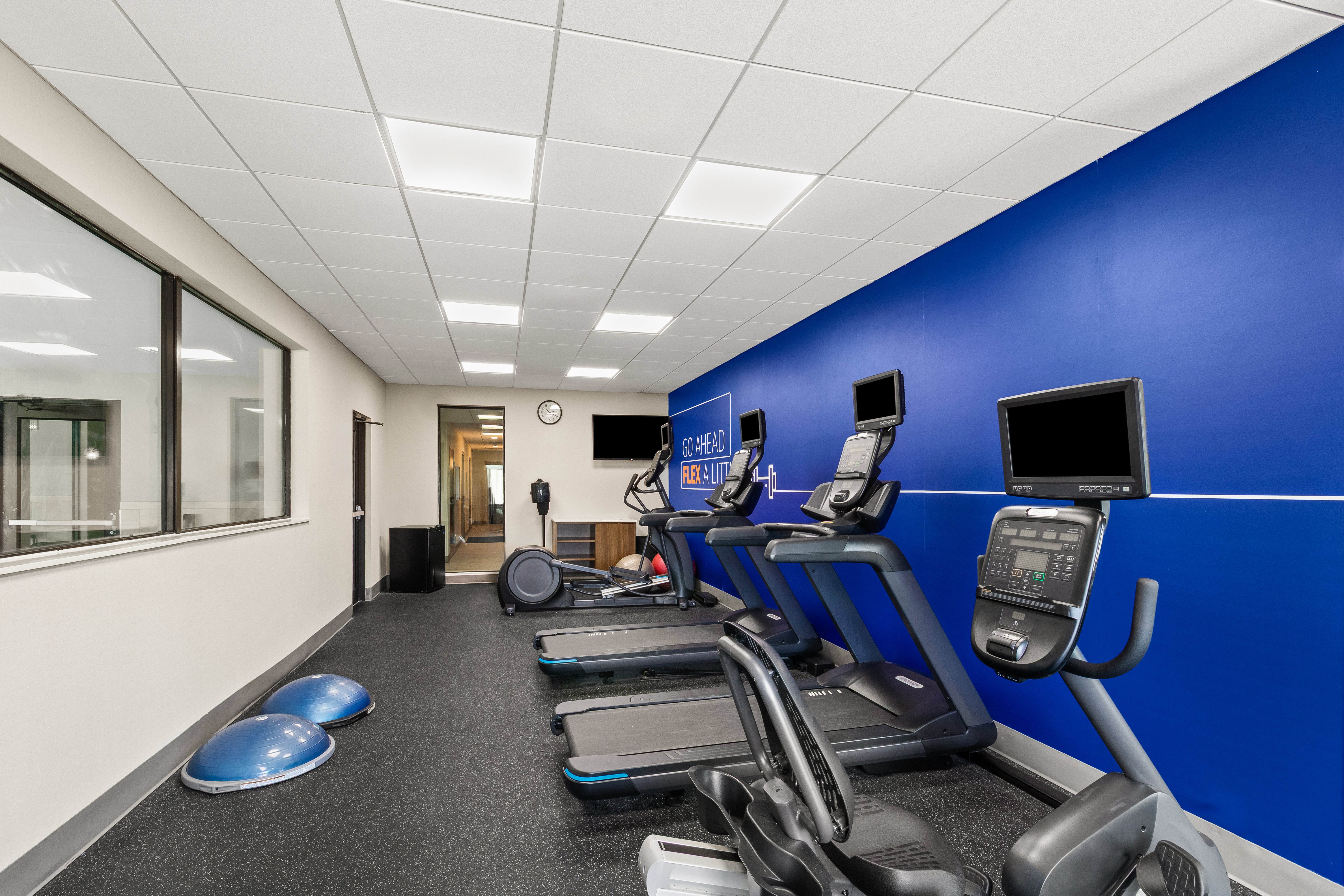 Holiday Inn Express Hotel And Suites Fairmont 42/64