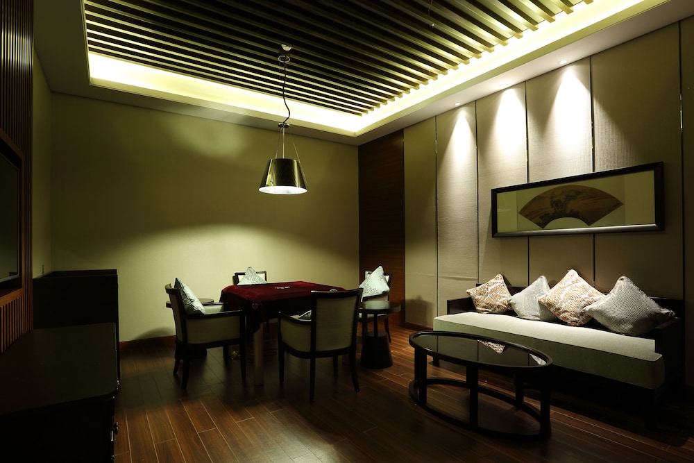 HUALUXE YANGJIANG CITY CENTER 51/79