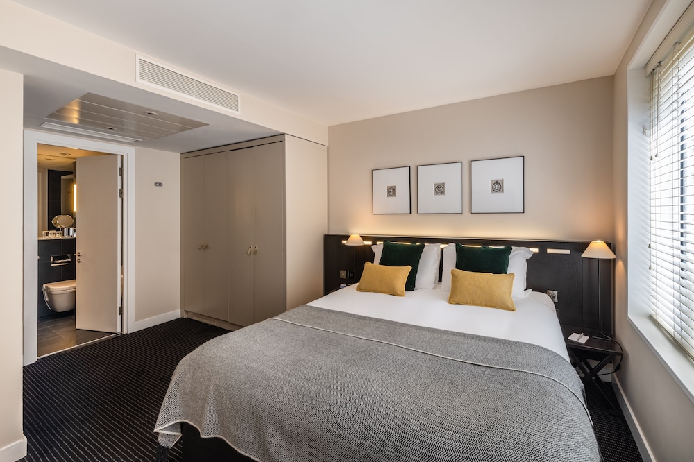 ROOM, DOUBLE OR TWIN BED