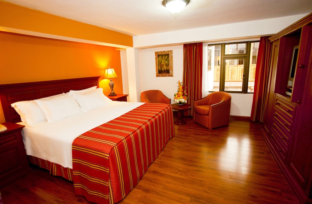 JUNIOR SUITE, KING BED