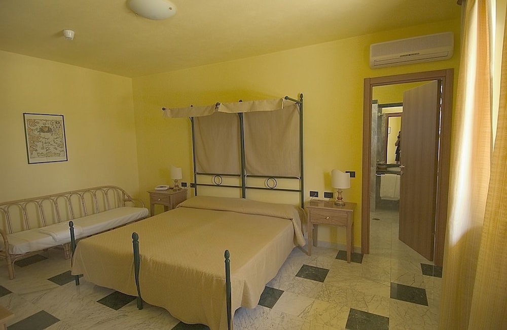 Marina Del Marchese Beach Resort 44/62