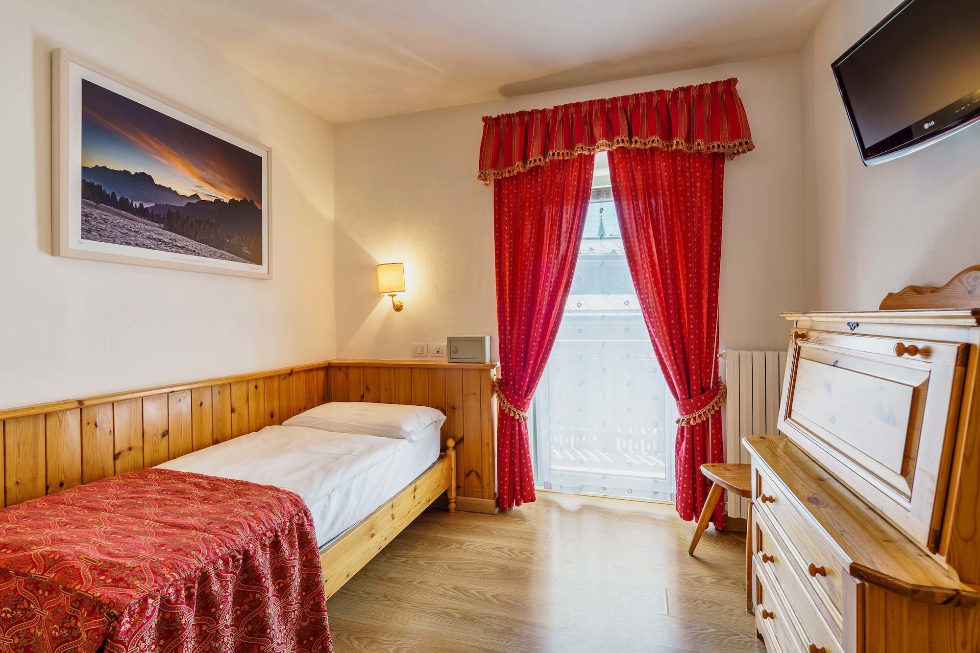 ROOM, SINGLE
