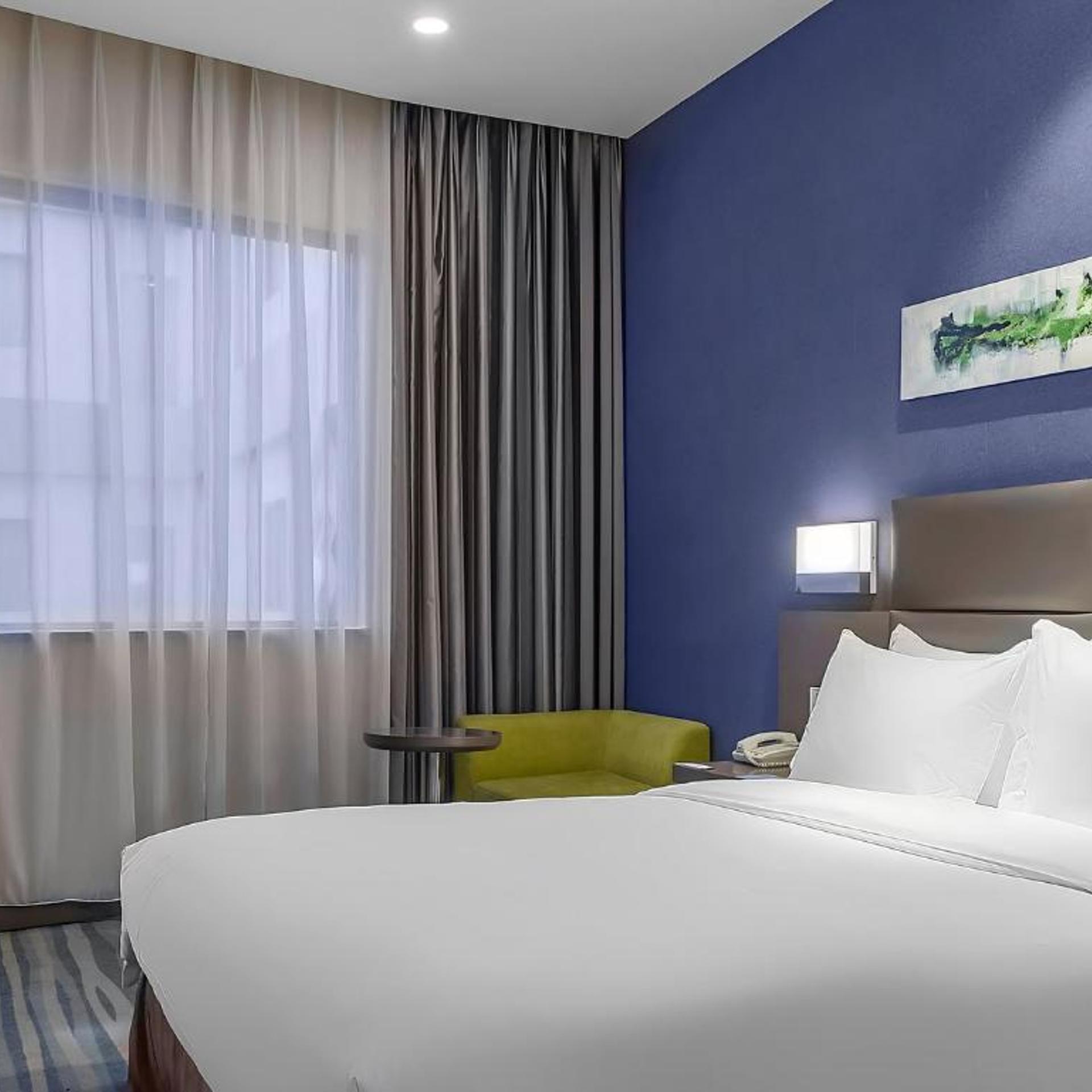 Room, Queen Bed, Atrium View 4/6
