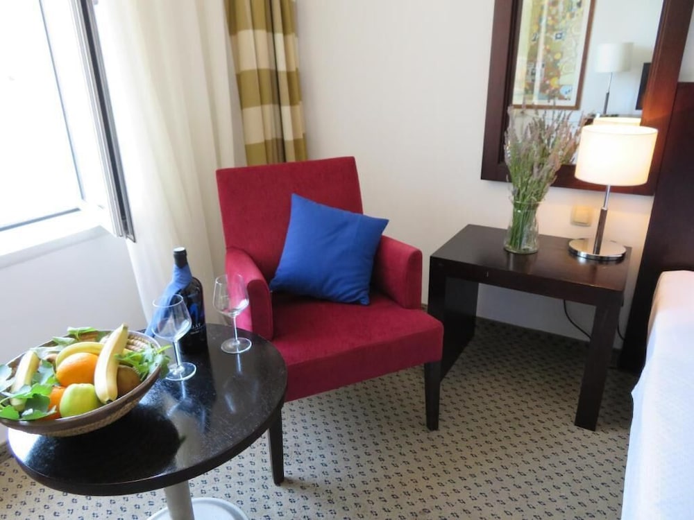 INTERNATIONAL HOTEL 23/34