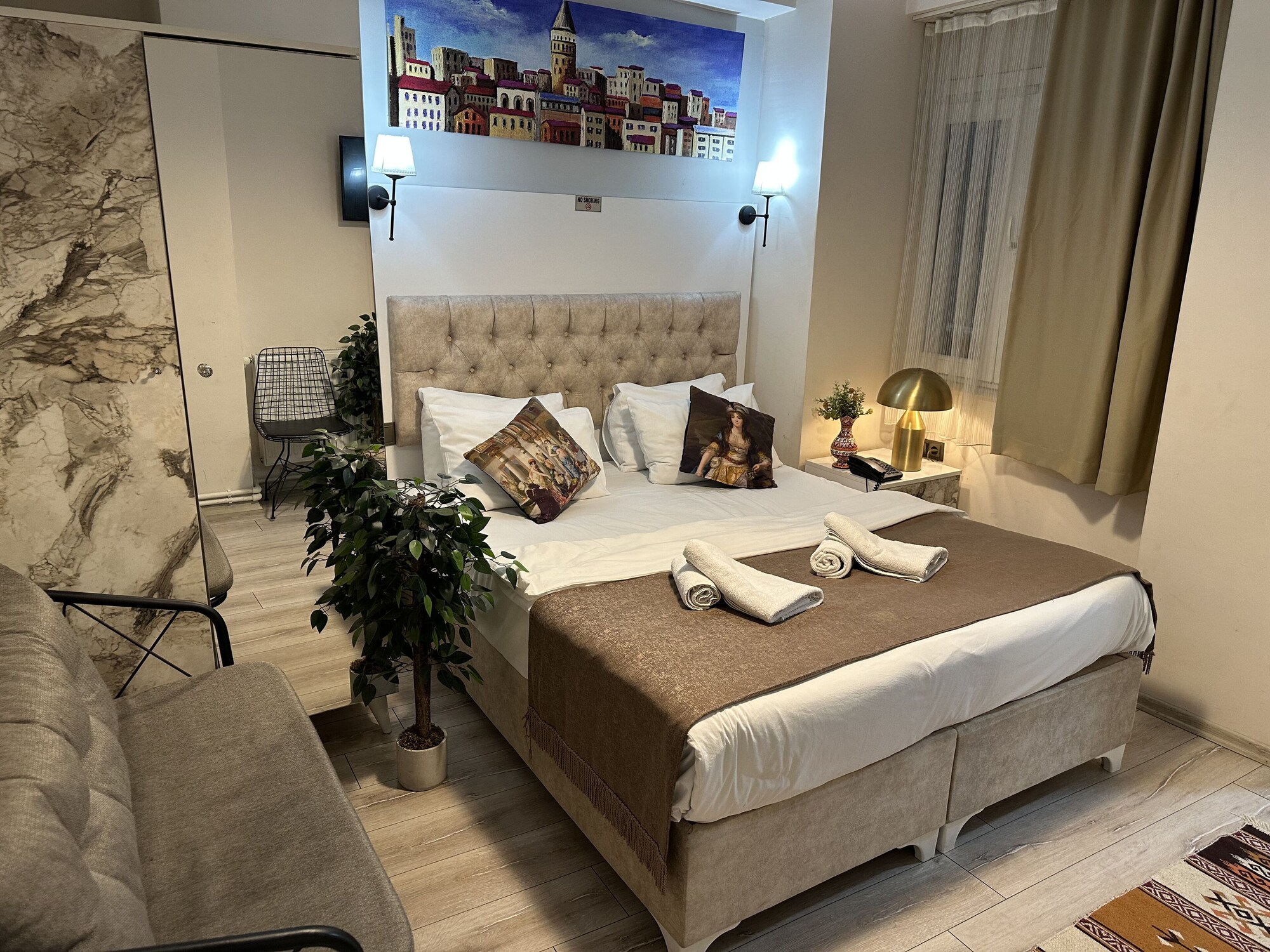 DELUXE, DOUBLE BED