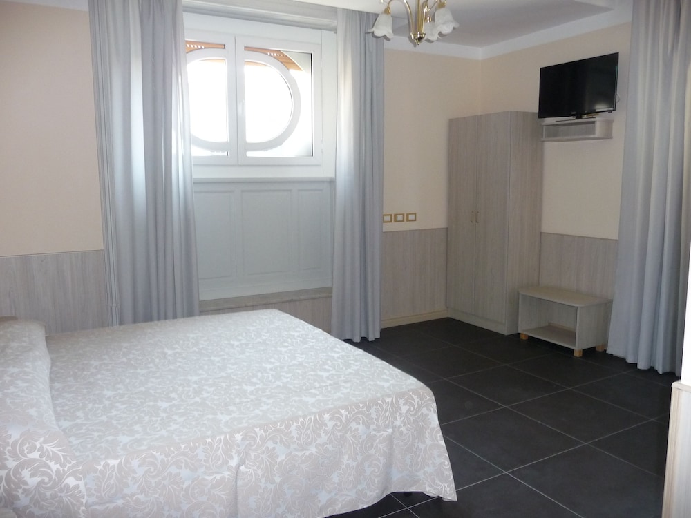ROOM, DOUBLE OR TWIN BED