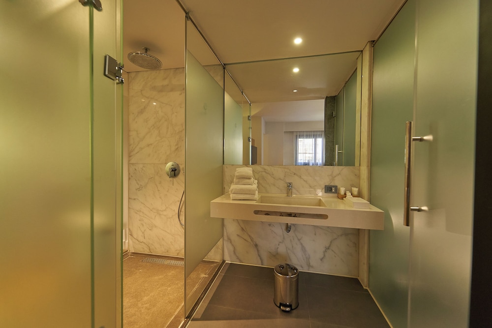 New President Hotel 38/43