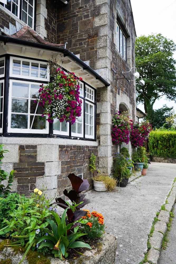 The Fox &amp; Hounds Hotel 1/36