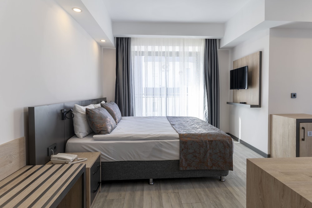Irenic Hotel 24/49