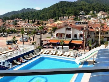 Mustis Royal Plaza Hotel 33/35