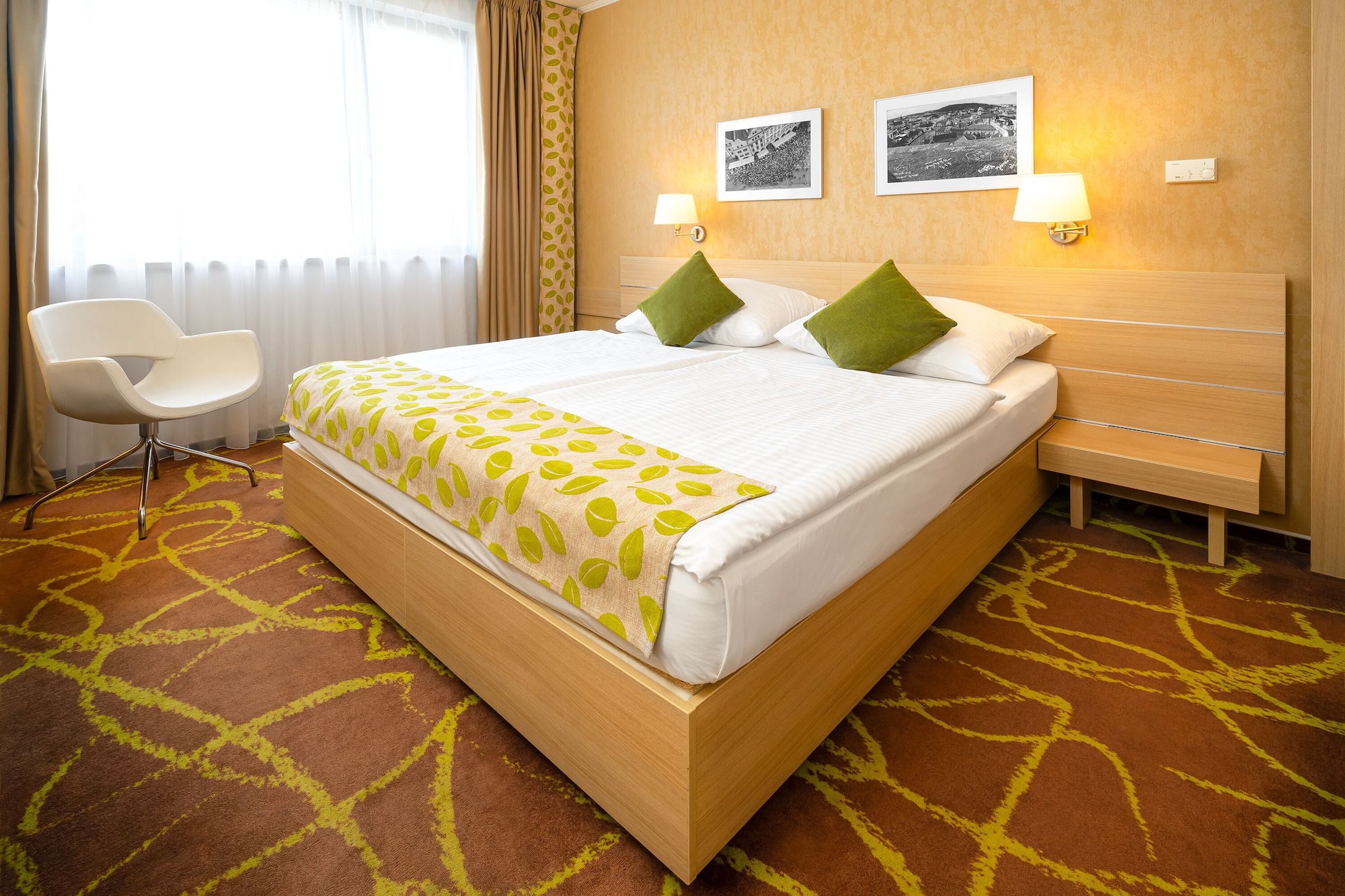 ROOM, SINGLE