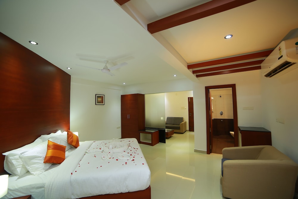 NAKSHATRA EMERALD INN GURUVAYUR 6/41