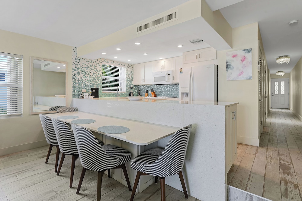 Aqua Bay Club Luxury Condos 28/50