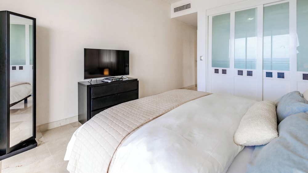 WATERMARK LUXURY OCEANFRONT ALL SUITE HOTEL 22/56