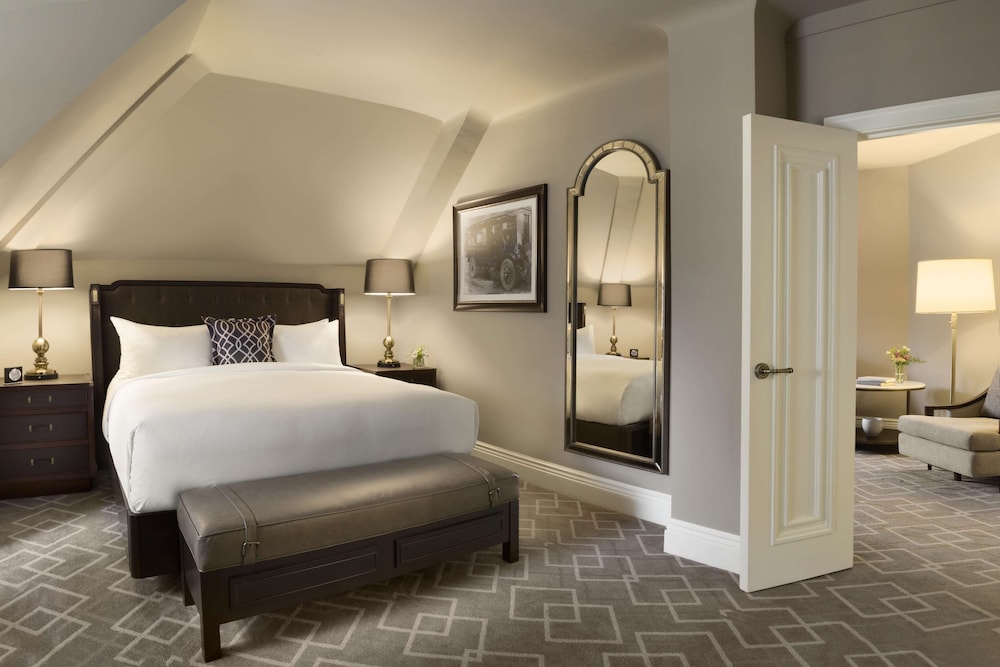 Fairmont Hotel Macdonald 28/62