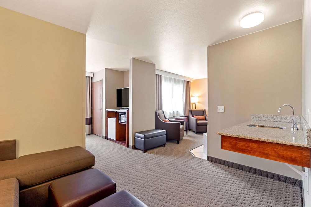 Comfort Suites Burlington, IA 6/30