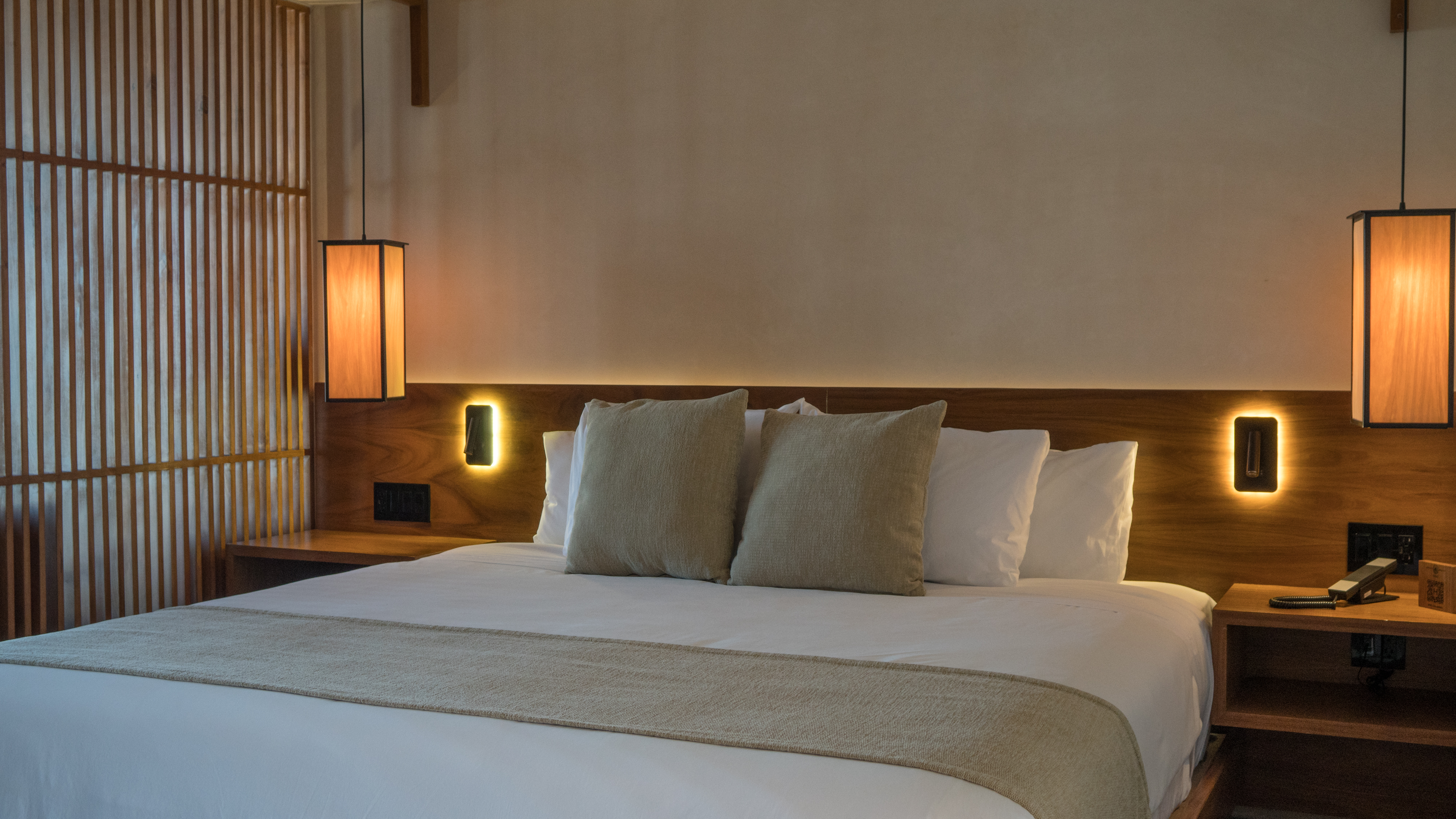 SUITE, KING BED