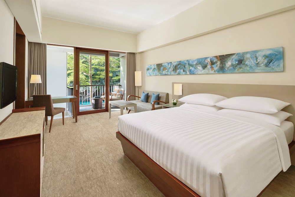 Deluxe, King Bed, Pool View, Pool Side