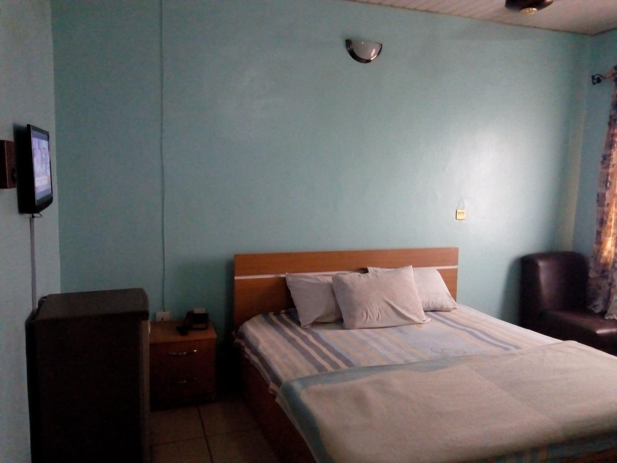 Adebayowa Hotel 4/17