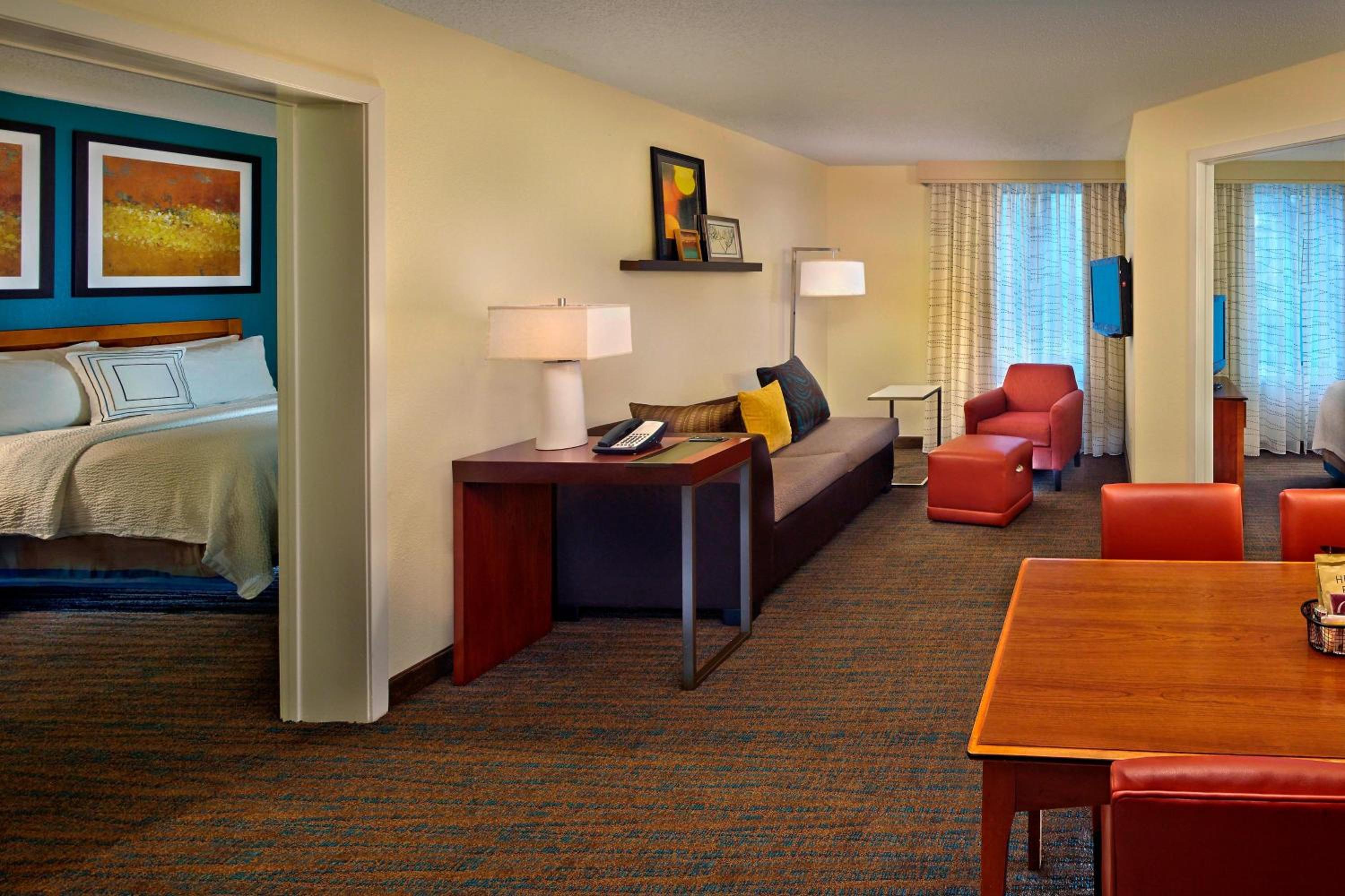 جناح بسريرين كوين بغرفتي نوم مع أريكة، Residence Inn by Marriott Philadelphia Conshohocken 2/6