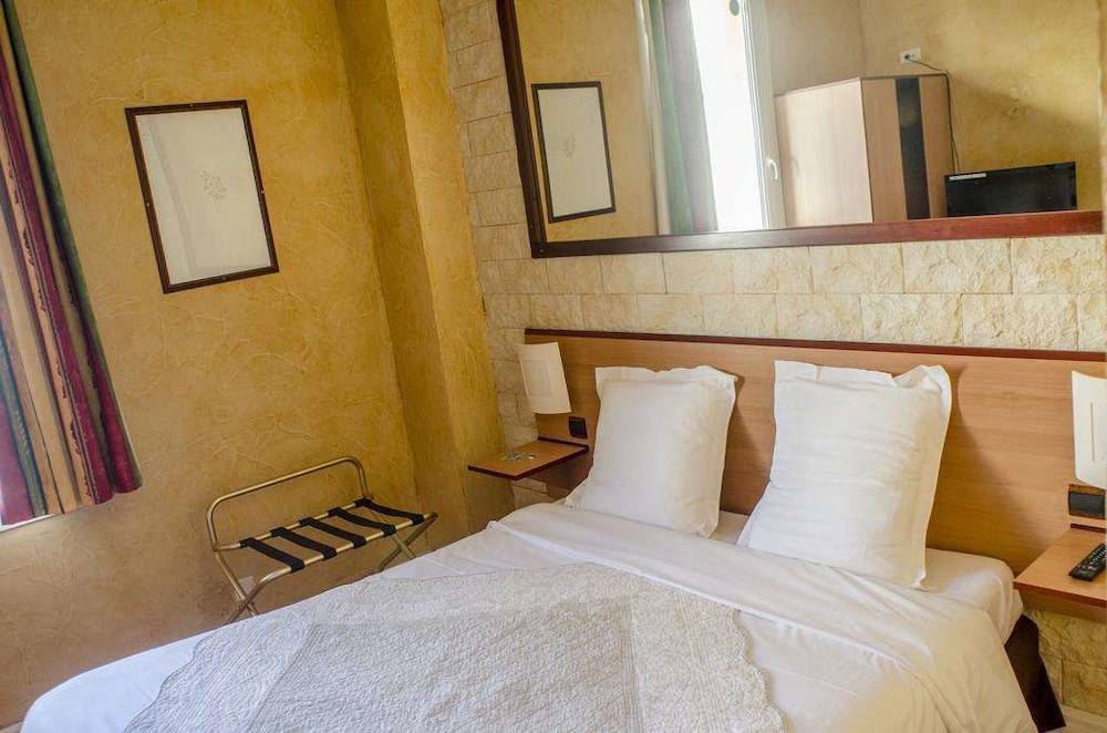 Brit Hotel Bosquet 15/27