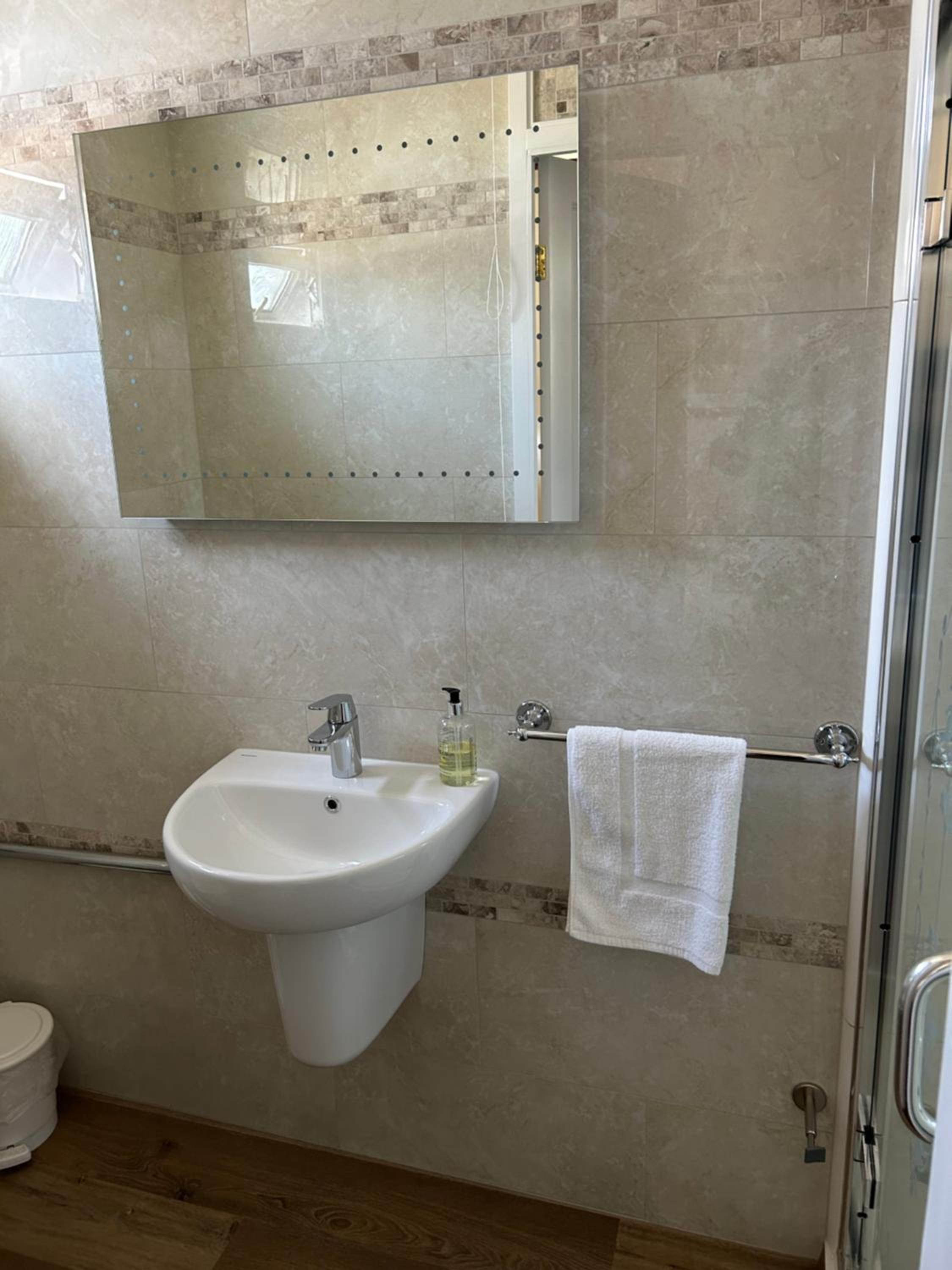 Oakwood Bed and Breakfast Heathrow 14/25