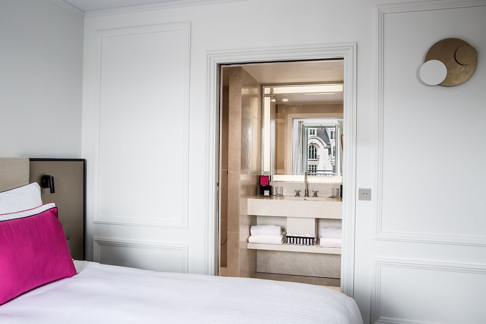 DELUXE, DOUBLE OR TWIN BED