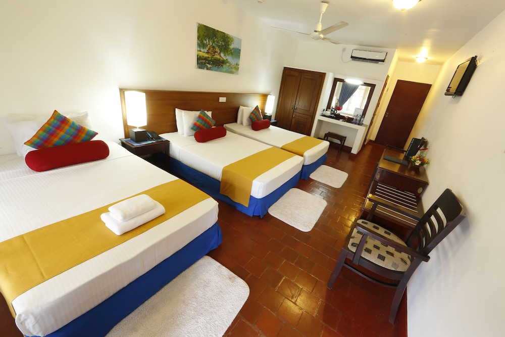 Catamaran Beach Hotel 5/30