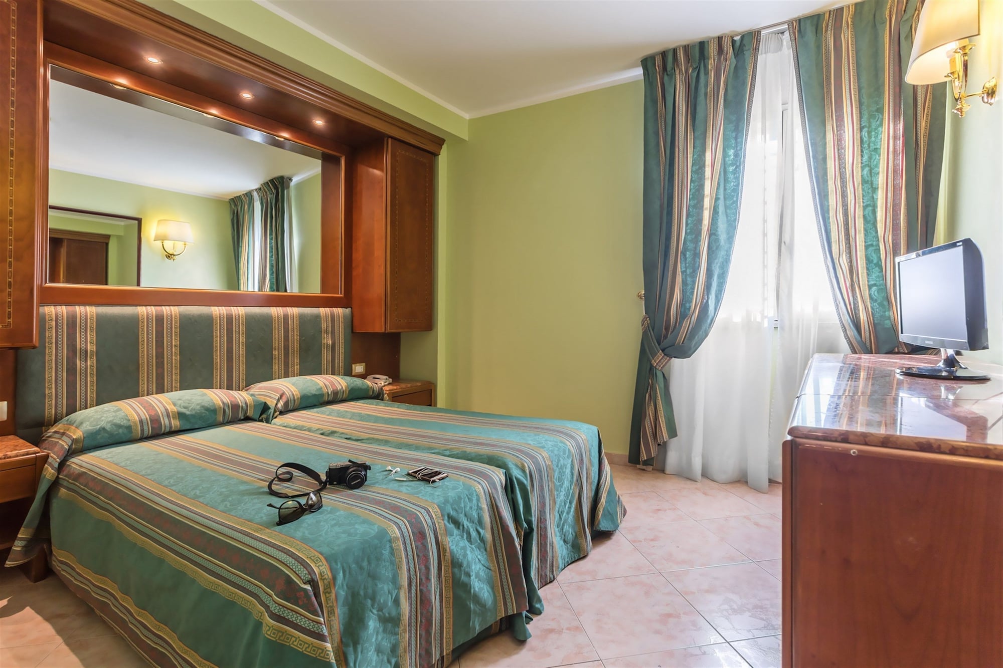 Standard, Raeli Hotel Siracusa 2/3