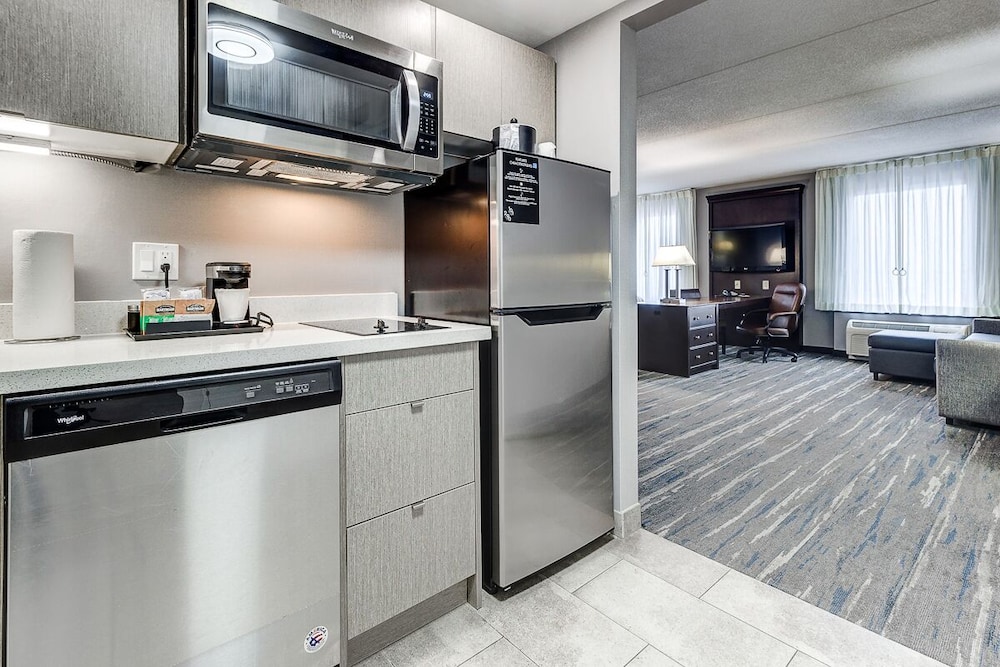 Lobby at HAMPTON INN SUITES BY HILTON BRANTFORD, BRANTFORD