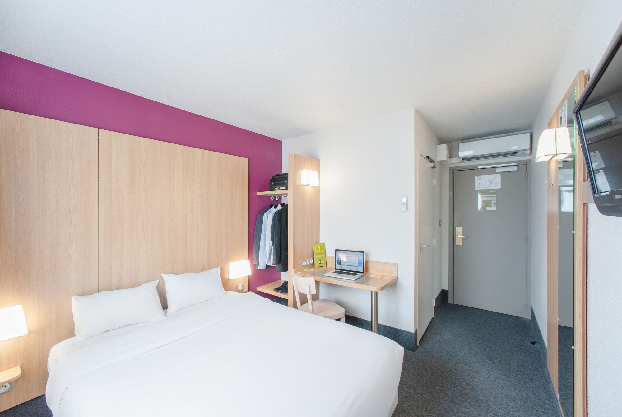 ROOM, DOUBLE BED