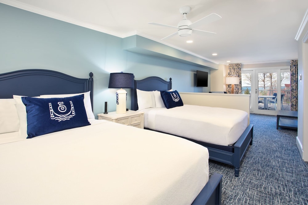Deluxe, 2 Queen Beds, Water View, Balcony