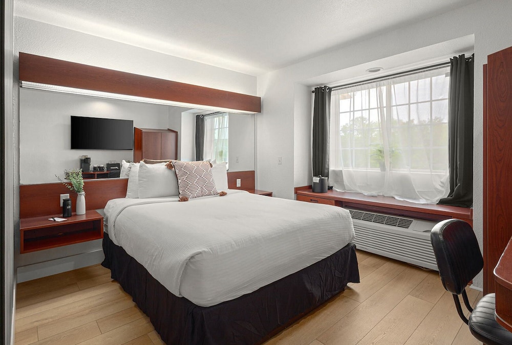 غرفة قياسية بسرير كوين، The Block Hotel 3/8