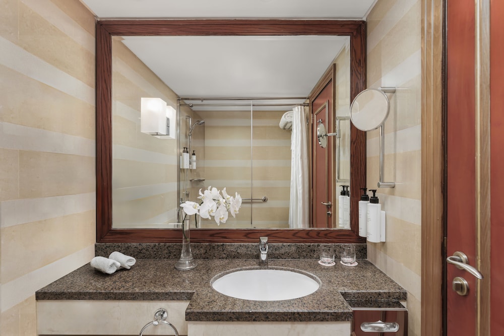 غرفة كلاسيكية ثلاثية بثلاثة أسرّة بإطلالة على المدينة، سويس اوتيل المقام مكة(Swissotel Al Maqam Makkah) 9/10