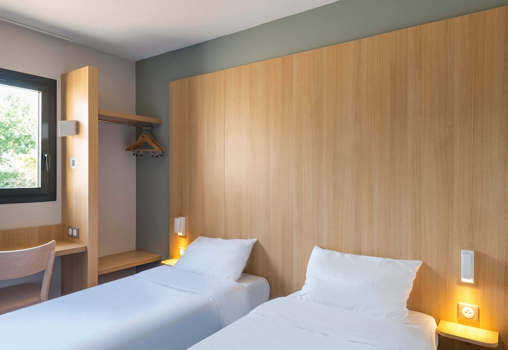 ROOM, TWIN BEDS