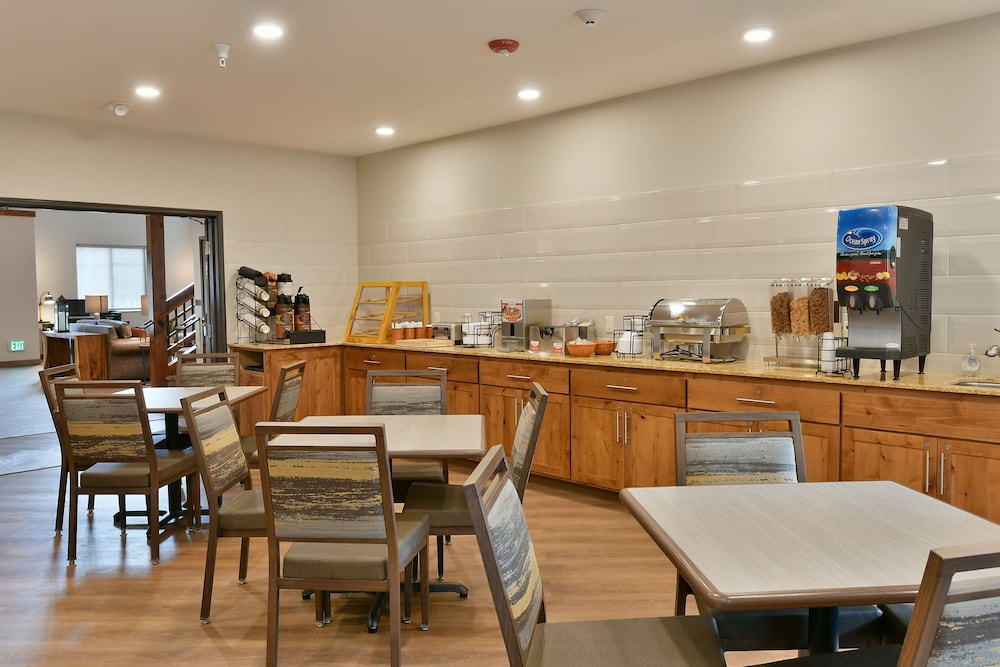 GrandStay Hotel & Suites Sisters 18/33