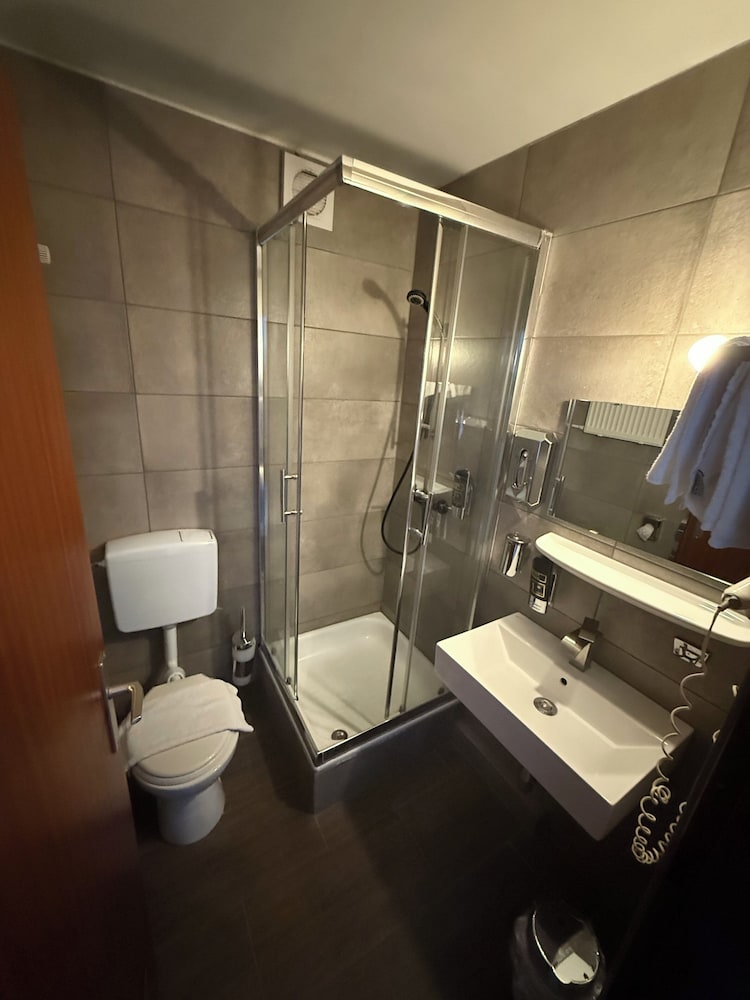 Parkhotel Lindenhof 38/40