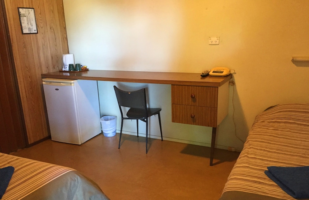INLAND OASIS MOTEL 39/68