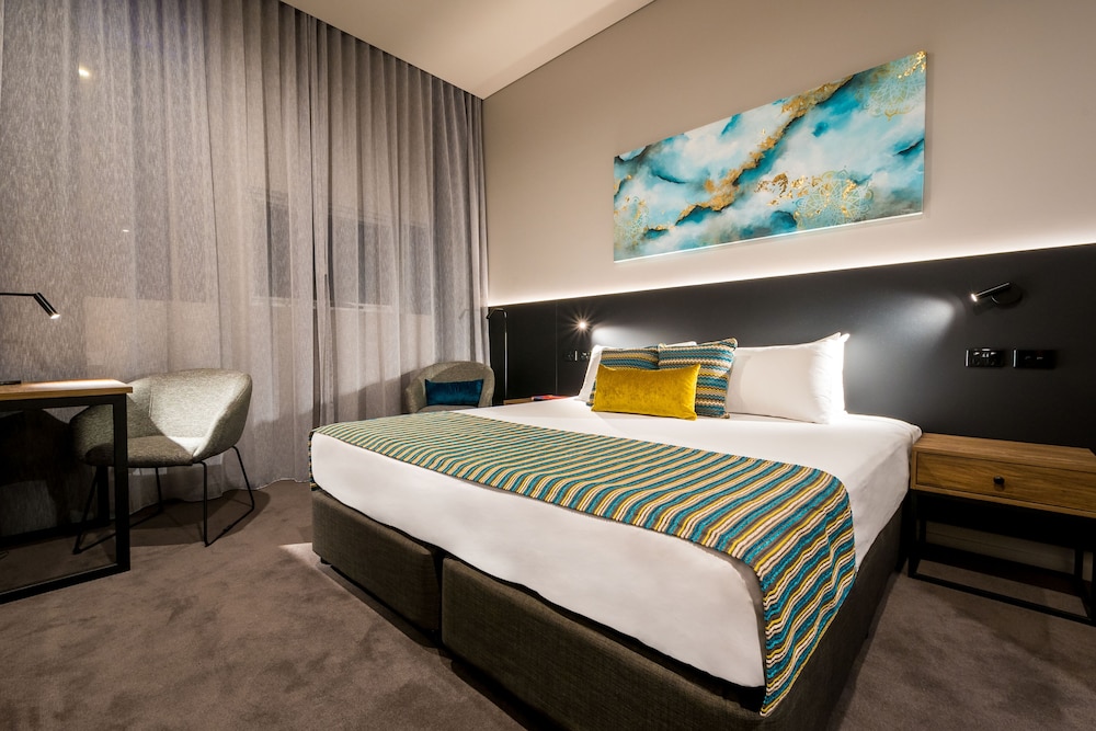 ROOM, KING BED