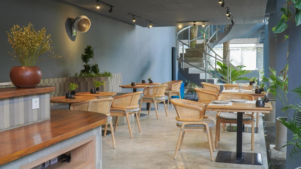 Ayom Suite 25/44