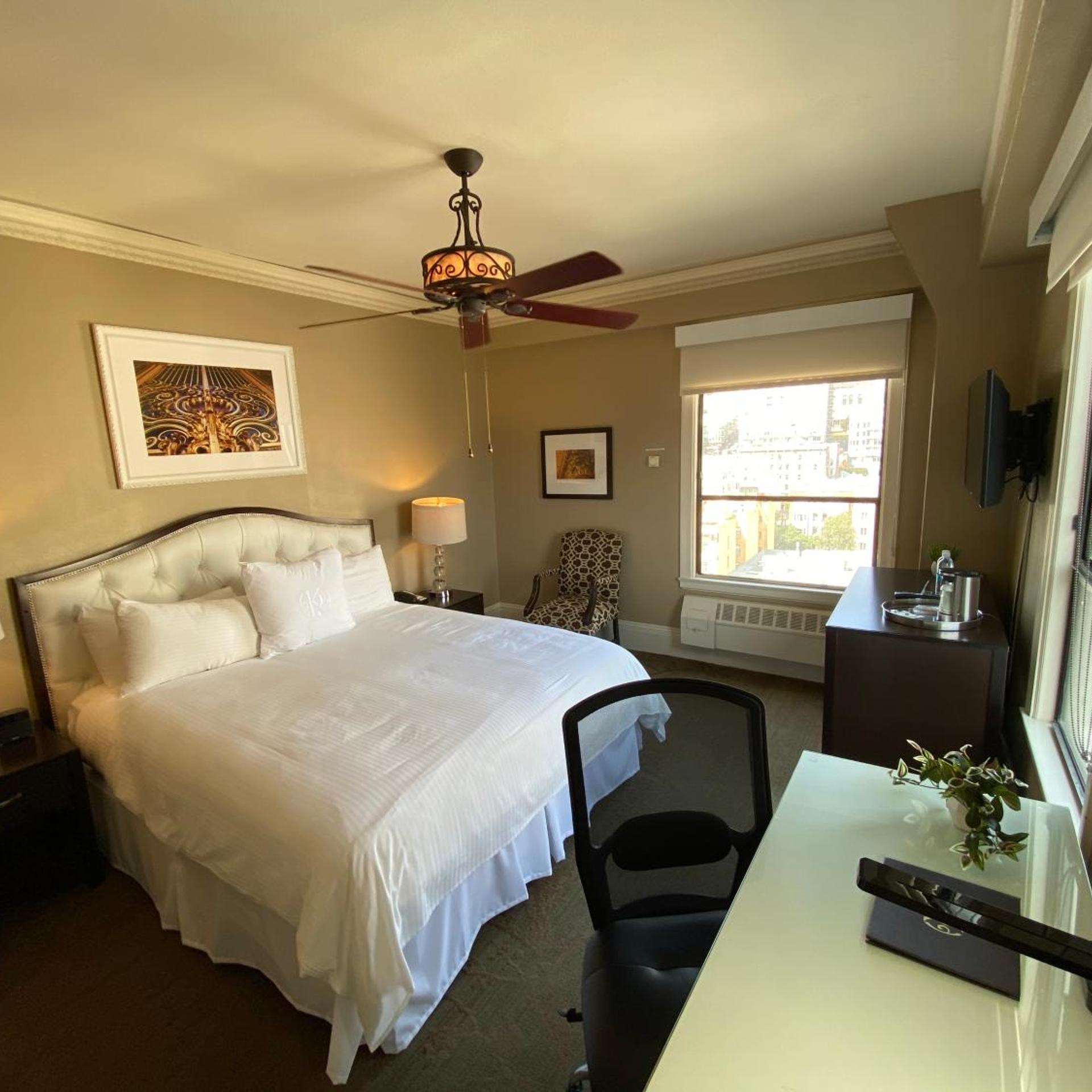 DELUXE, KING BED