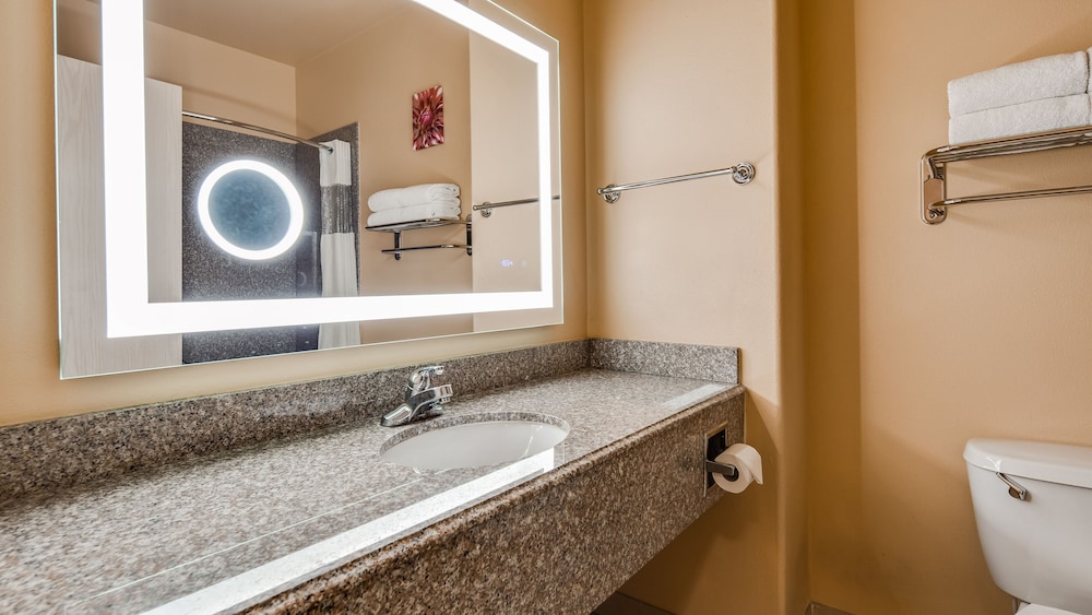Best Western Plus Battle Ground Inn & Suites 26/36