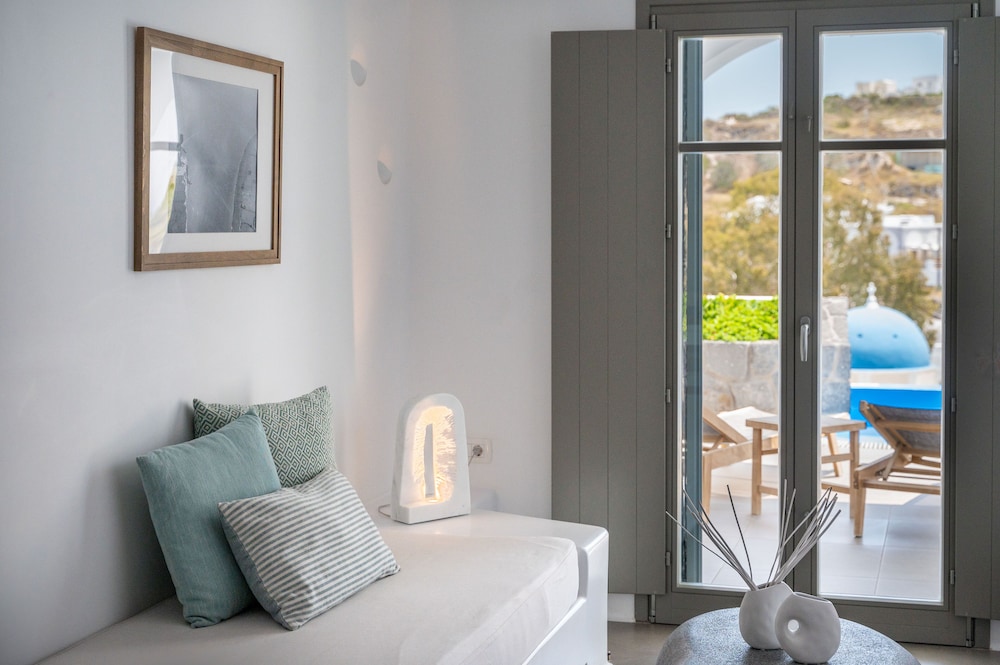 Amphitrite Suites Santorini 54/68