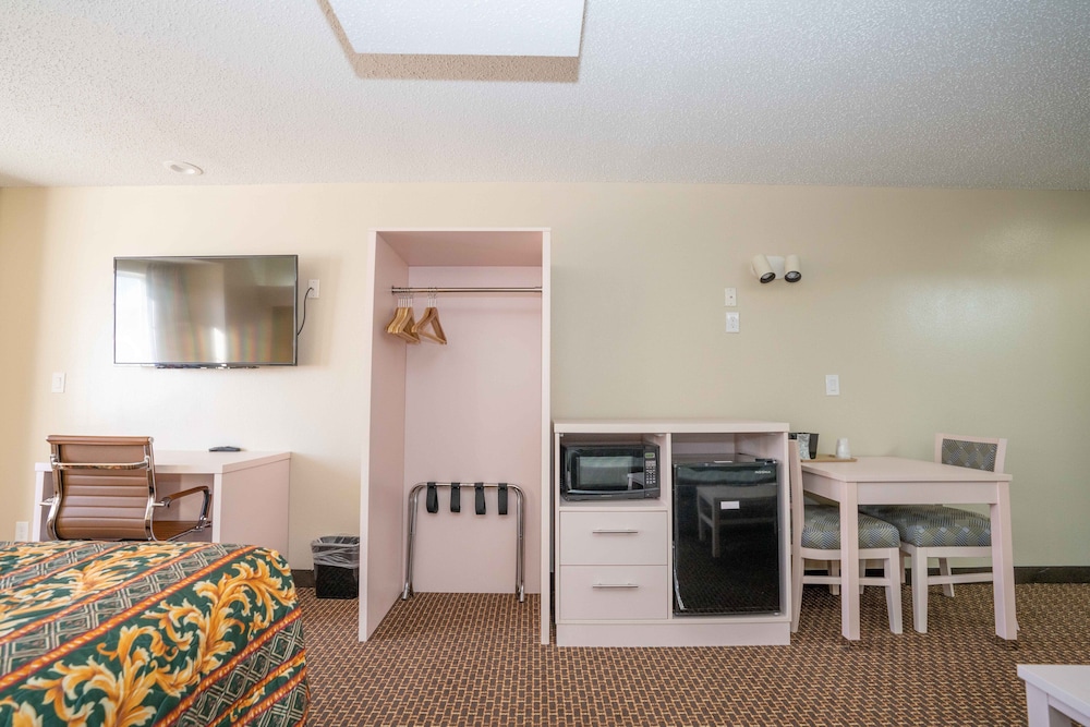 Regency Inn & Suites DFW 32/36