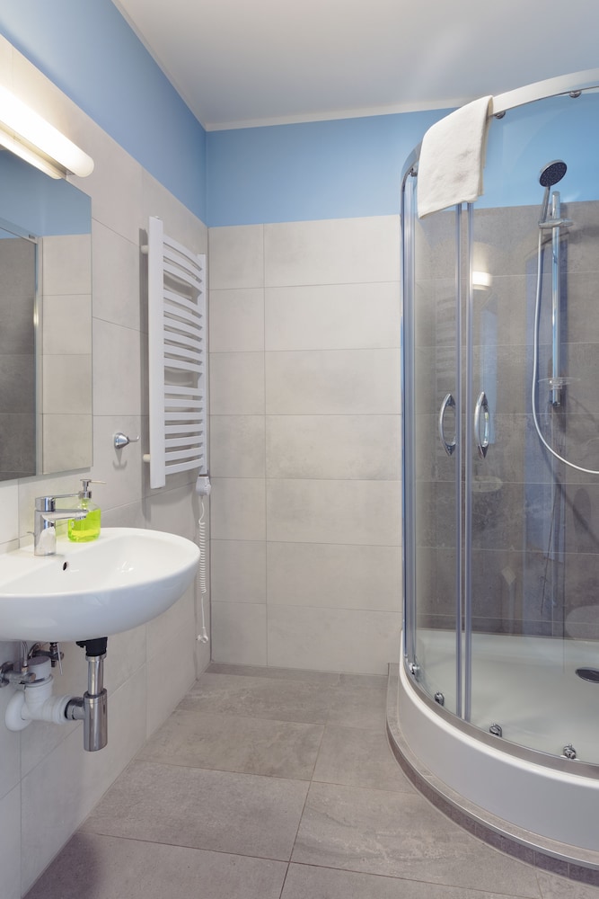 ROOM, QUADRUPLE, SHARED BATHROOM