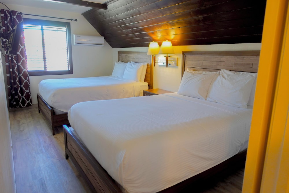 Sleepy Hollow Cabins and Hotel 18/50